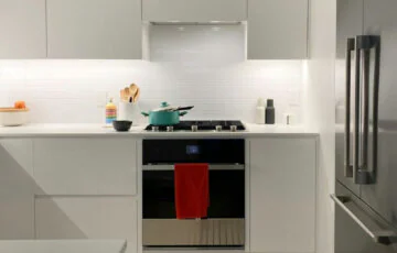 Transformez la cuisine de votre domicile avec une rénovation d'armoires magnifique et durable qui ajoute du style et de la valeur à une fraction des coûts.