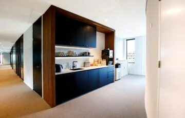 Modernisez les bureaux, salles de repas et installations publiques avec des surfaces d'armoires haut de gamme et durables conçues pour performer.
